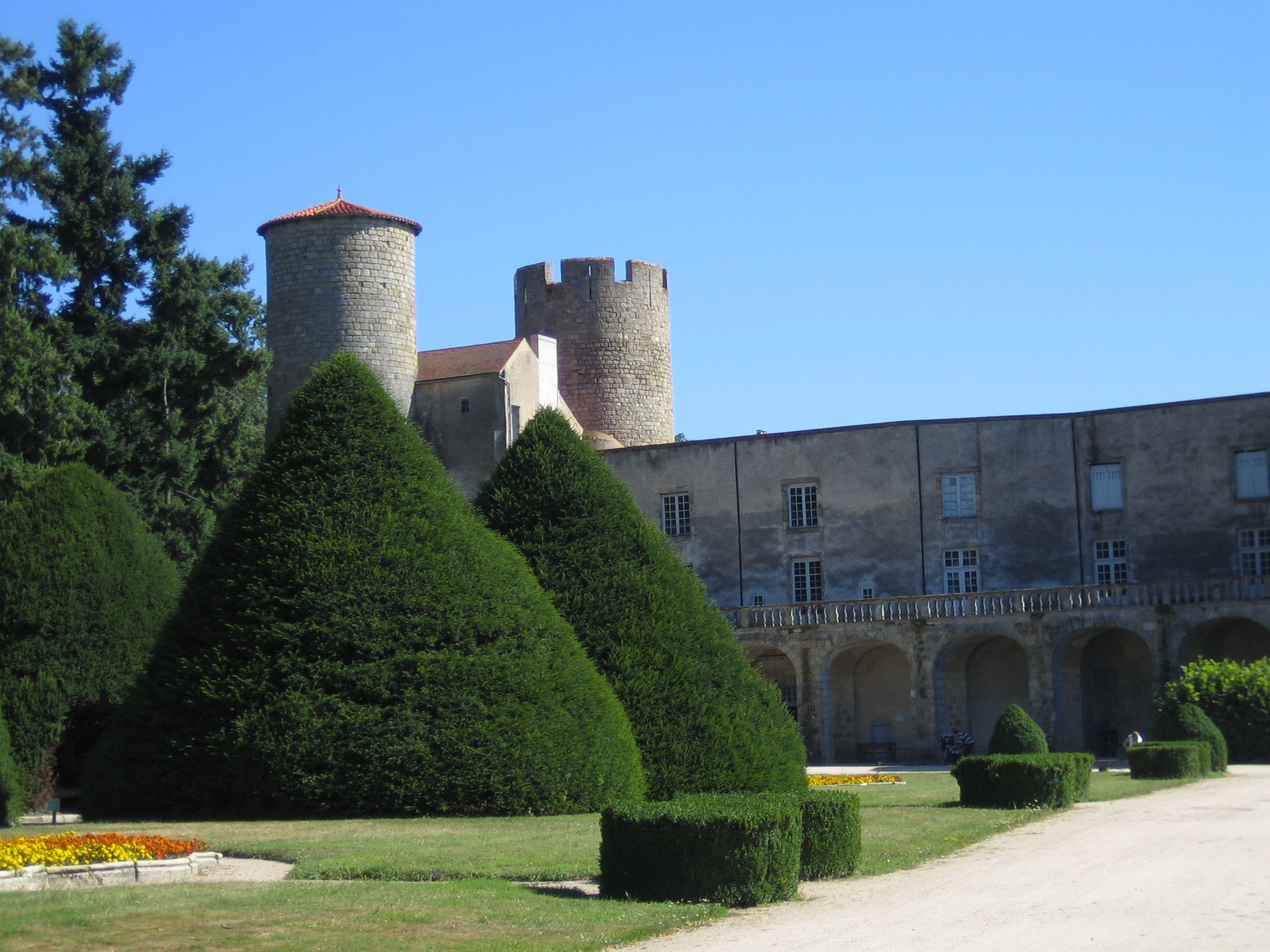Château de Ravel — château à Ravel, Puy-de-Dôme, classé mh