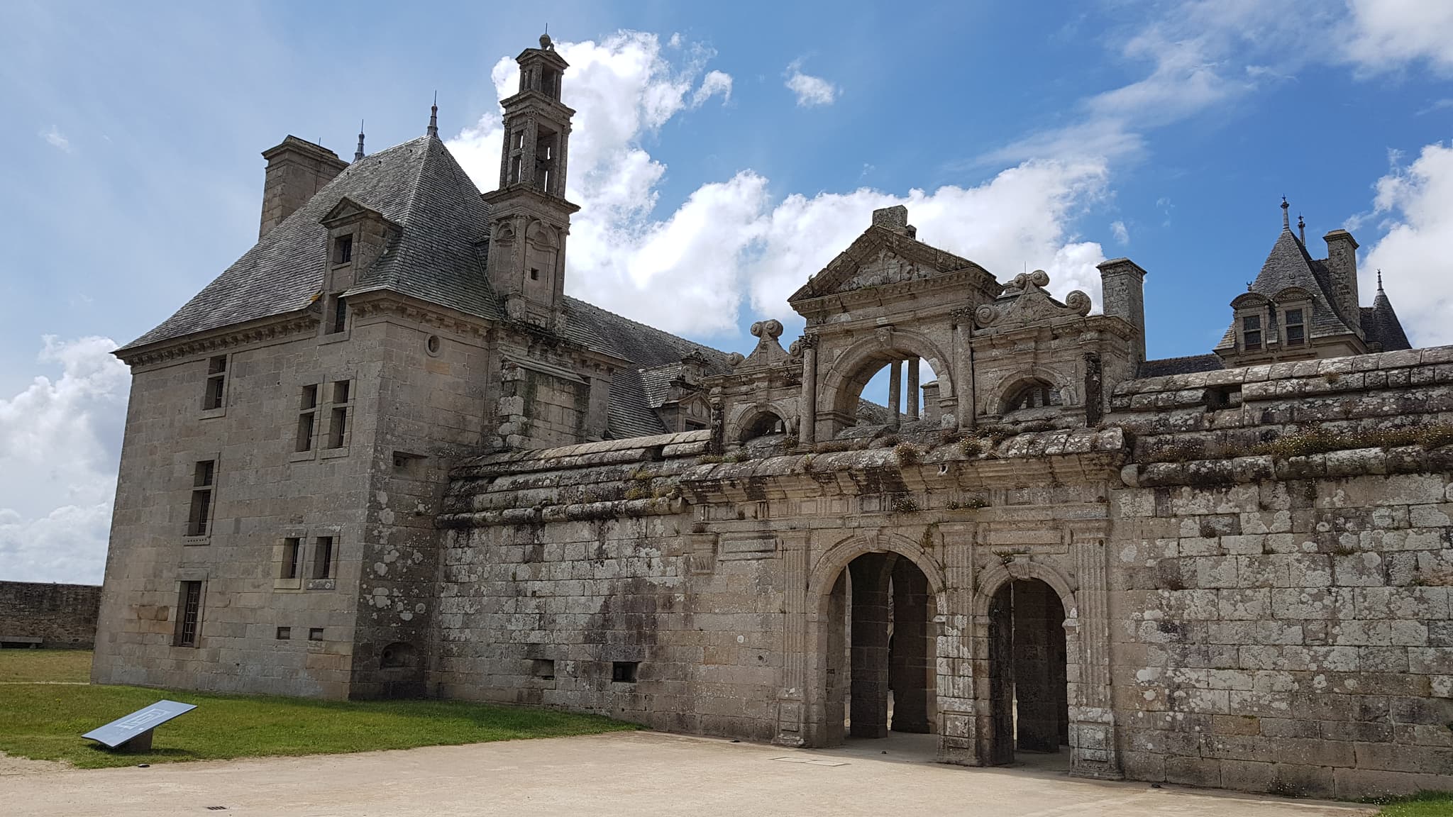 Château de Kerjean — château à Saint-Vougay, Finistère, classé mh