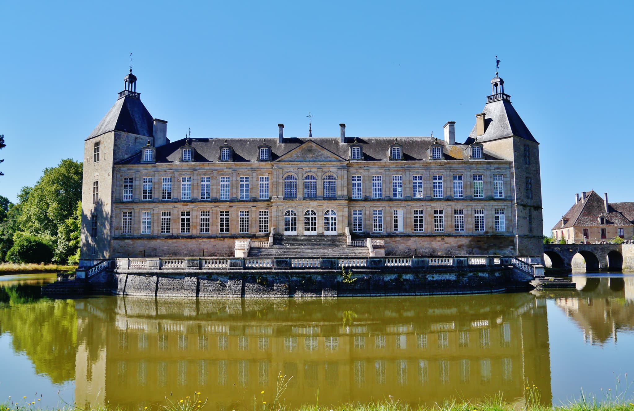 Château de Sully (Saône-et-Loire) — château à Sully, Saône-et-Loire, vue de nuit, classé mh