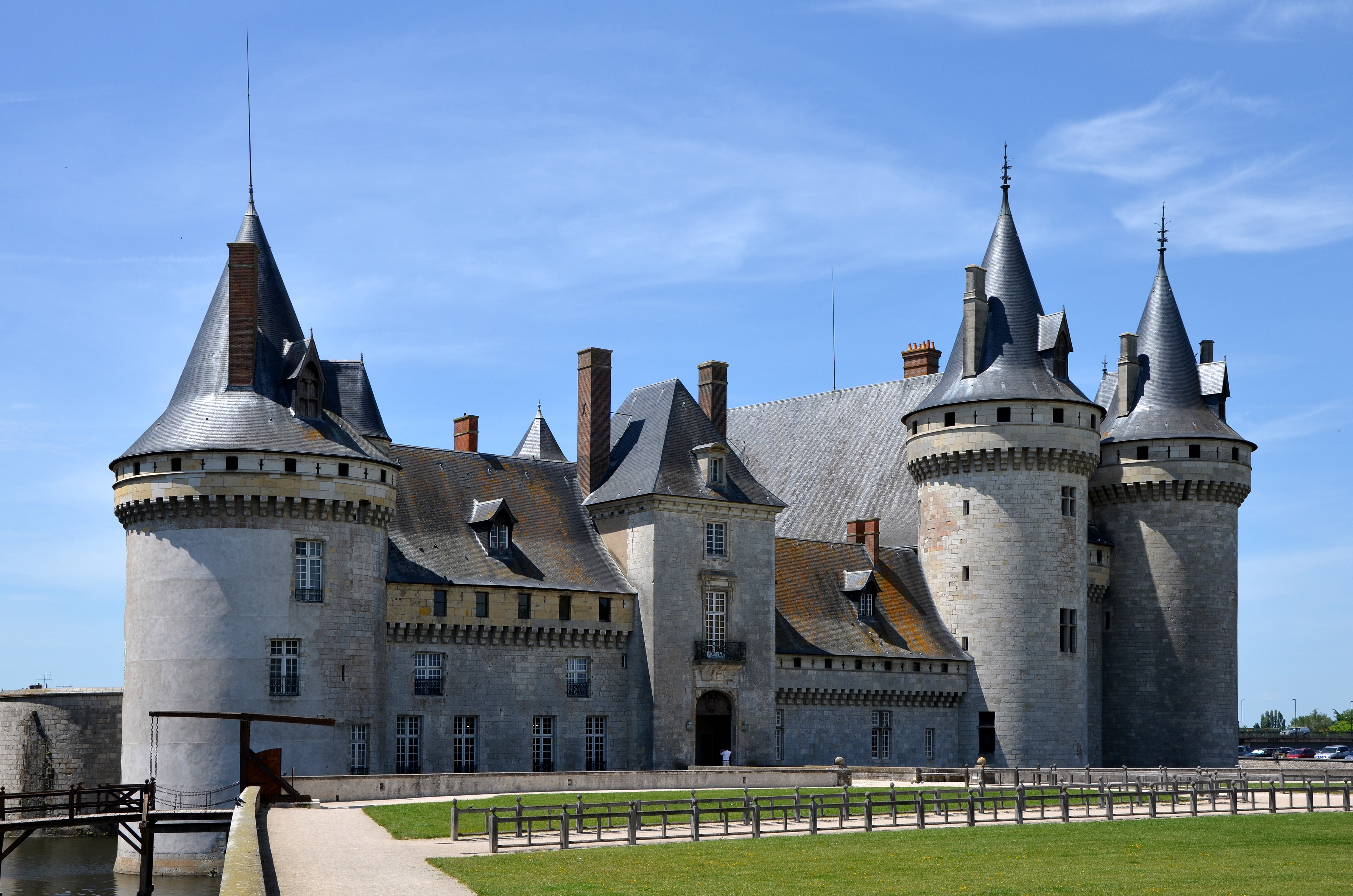 Château de Sully-sur-Loire — château à Sully-sur-Loire, Loiret, façade, classé mh