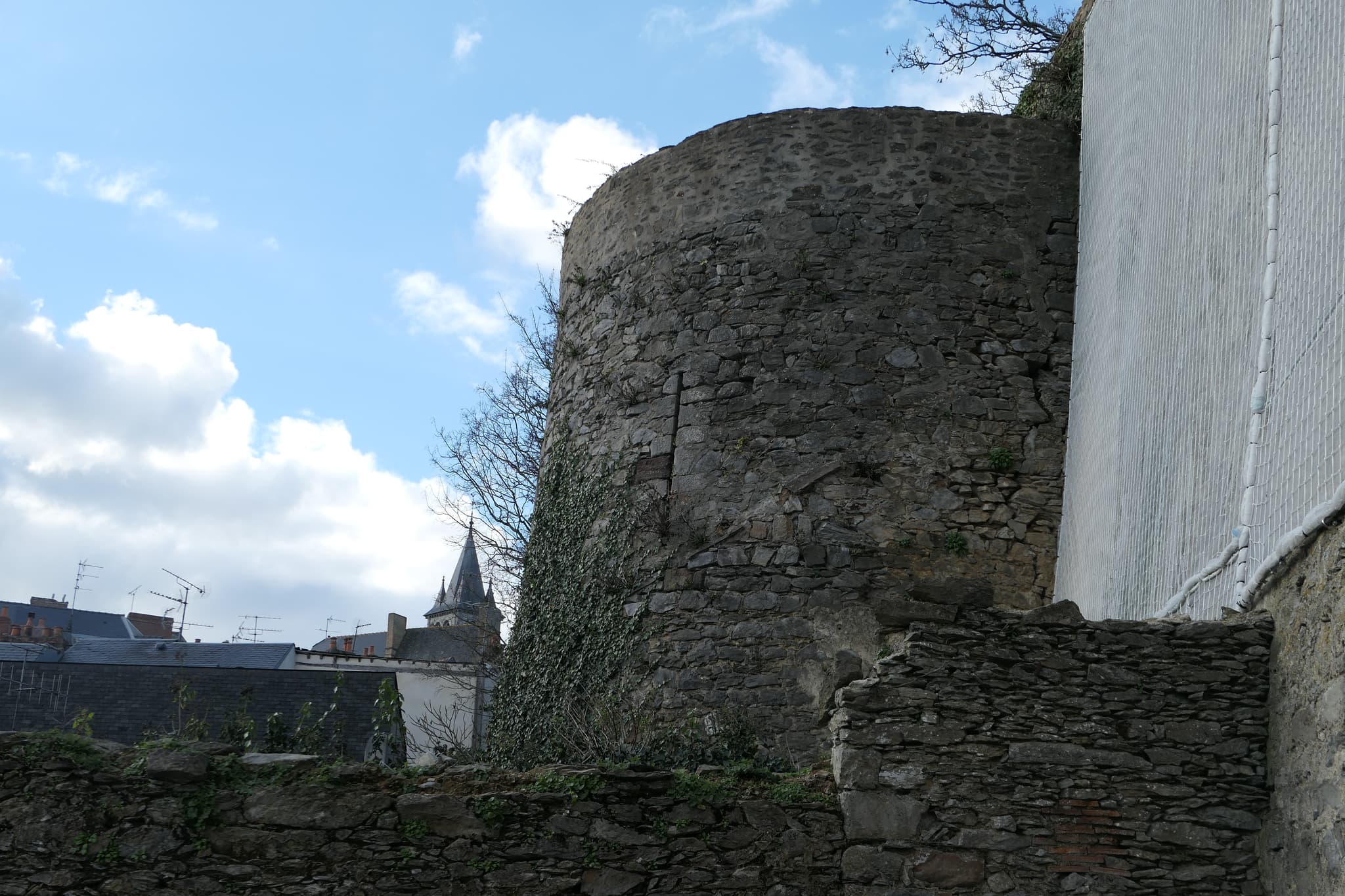 Château de Laval – logis neuf — château à Laval, Mayenne, vue de nuit, classé mh