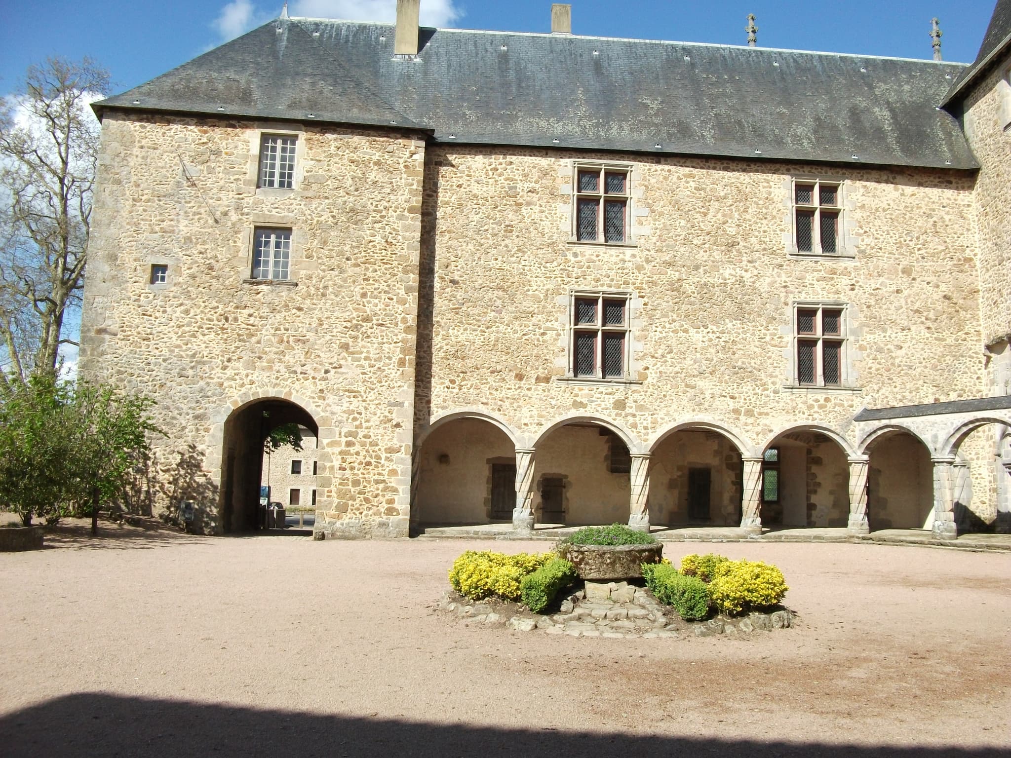 Château de Rochechouart — château à Rochechouart, Haute-Vienne, intérieur, classé mh