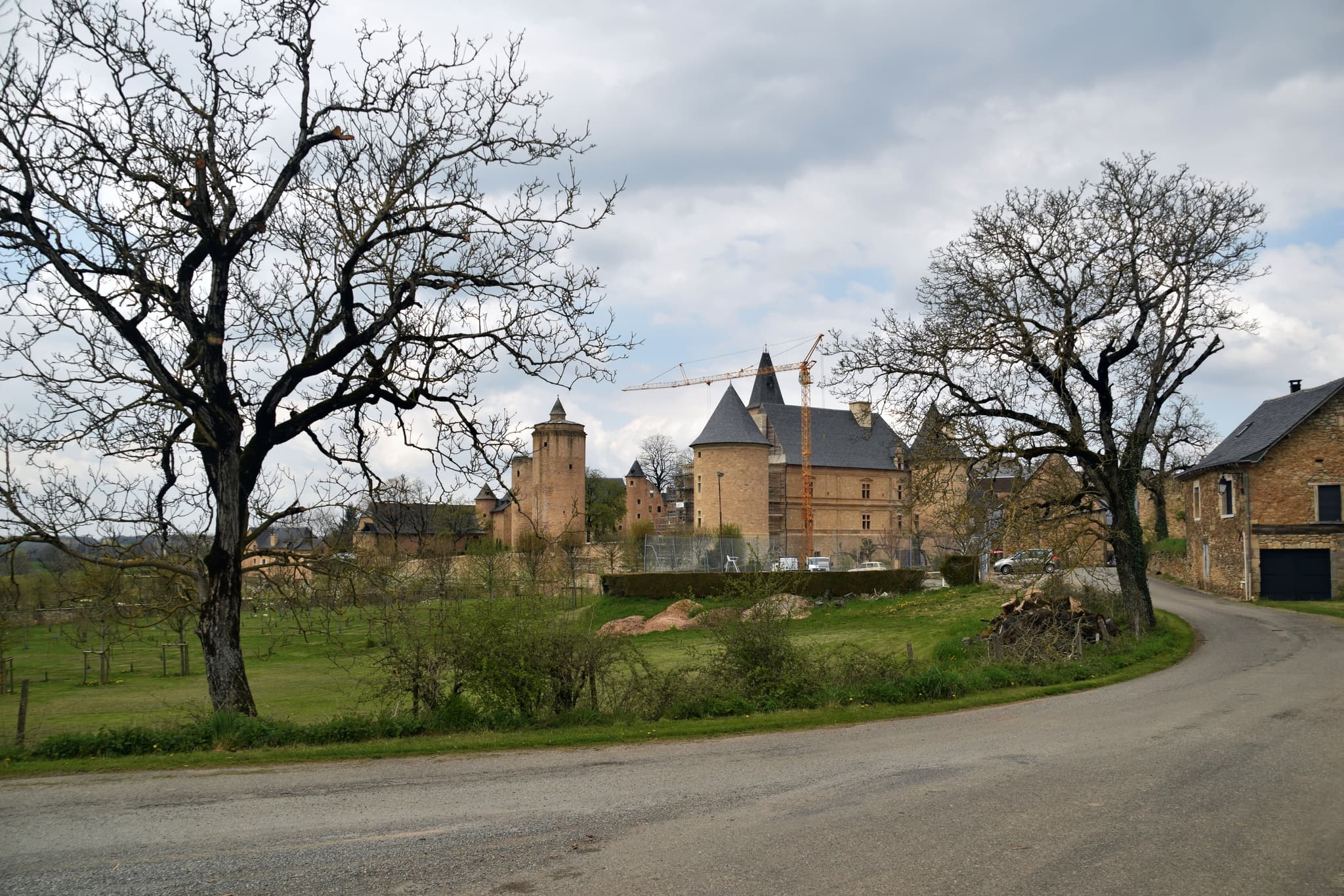 Château de Bournazel — château à Bournazel, Aveyron, vue de nuit, classé mh