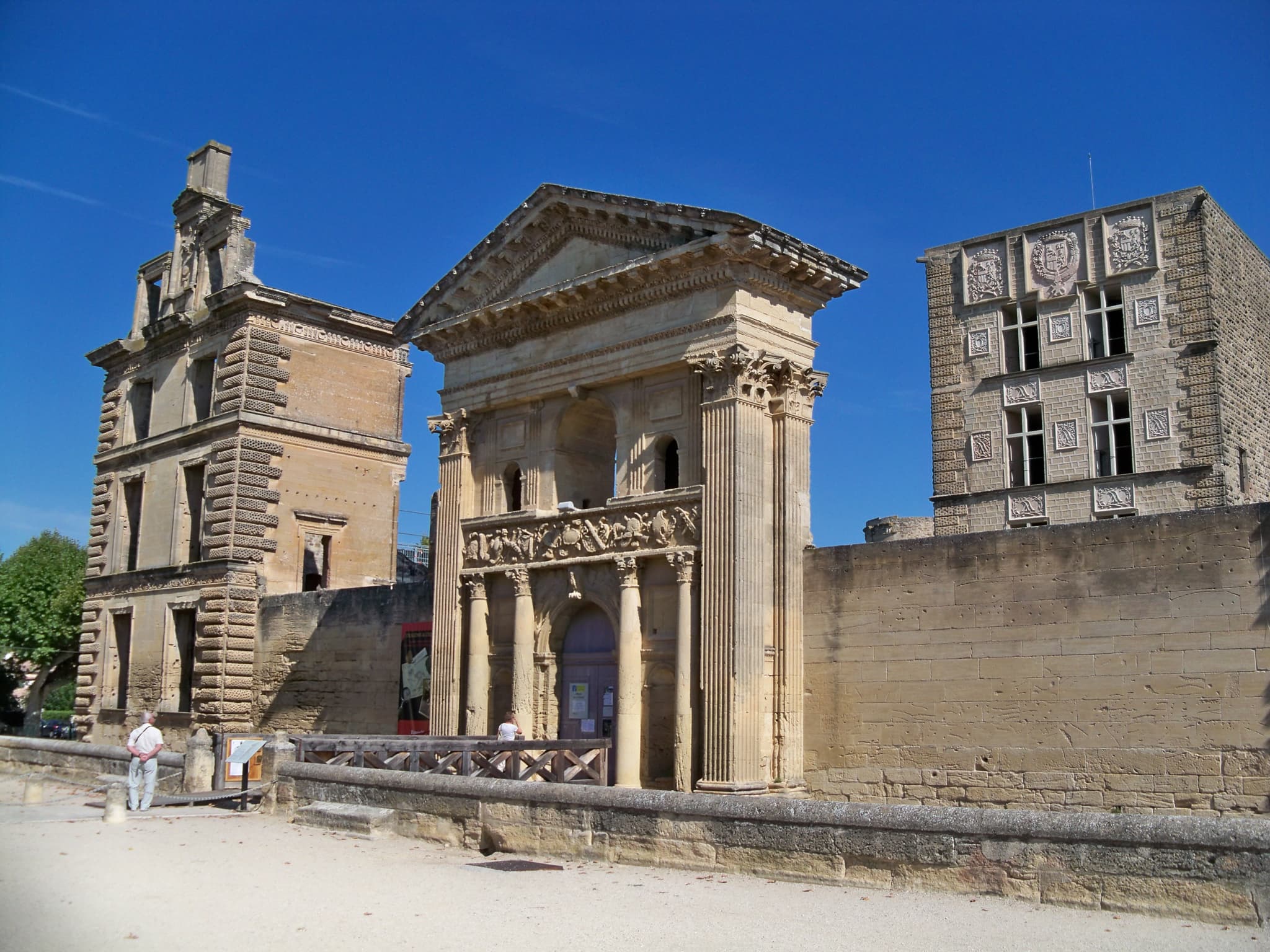 Château de la Tour-d'Aigues — château à La Tour-d'Aigues, Vaucluse, classé mh