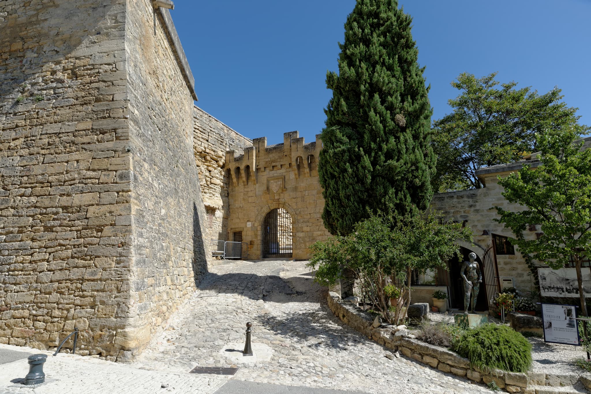 Château d'Ansouis — château à Ansouis, Vaucluse, façade, classé mh
