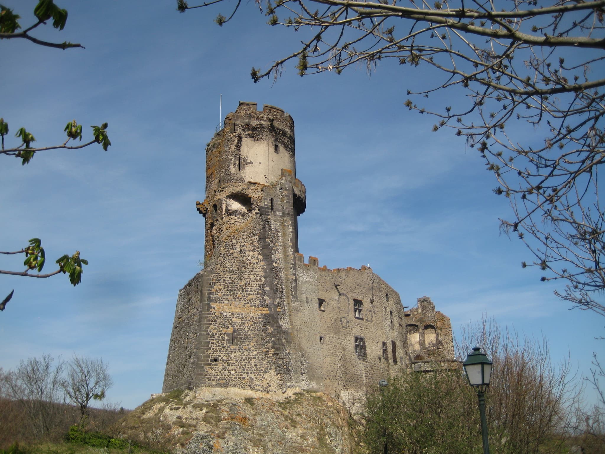 Château de Tournoel — château à Volvic, Puy-de-Dôme, vue de nuit, classé mh