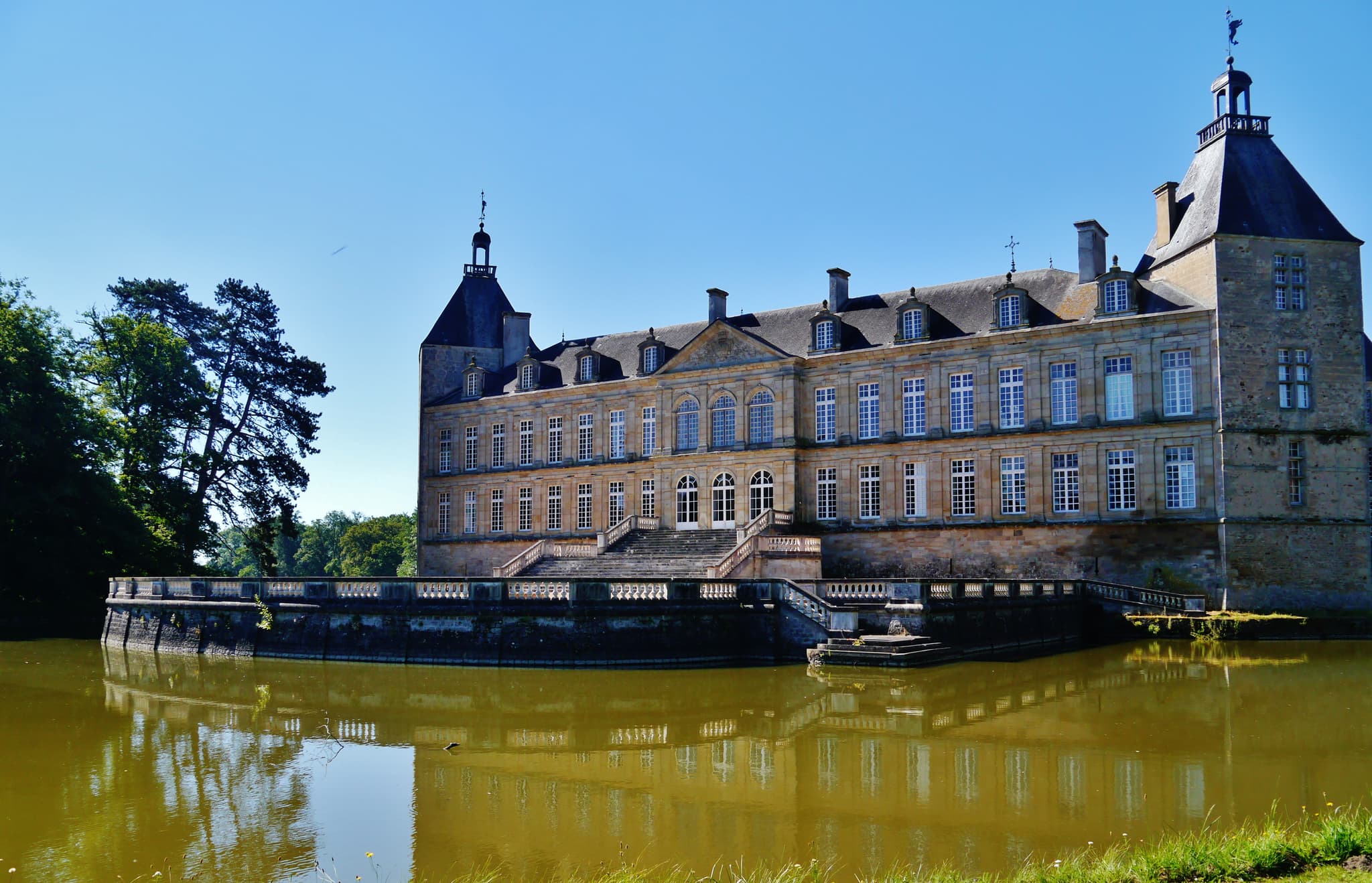 Château de Sully (Saône-et-Loire) — château à Sully, Saône-et-Loire, intérieur, classé mh