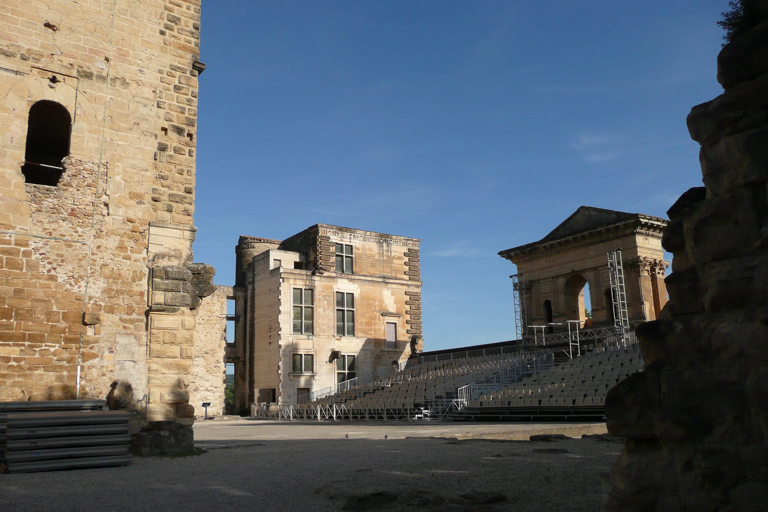 Château de la Tour-d'Aigues — château à La Tour-d'Aigues, Vaucluse, vue de nuit, classé mh
