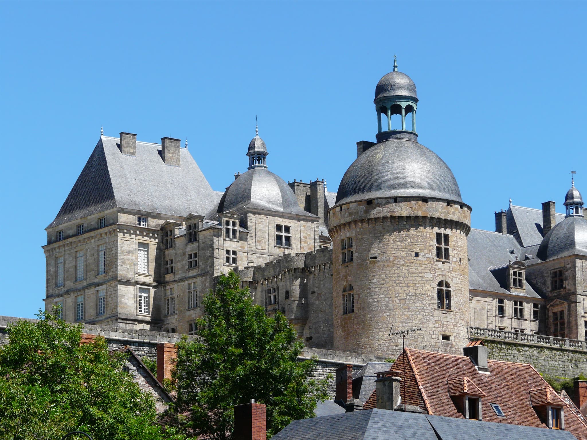 Château de Hautefort — château à Hautefort, Dordogne, façade, classé mh