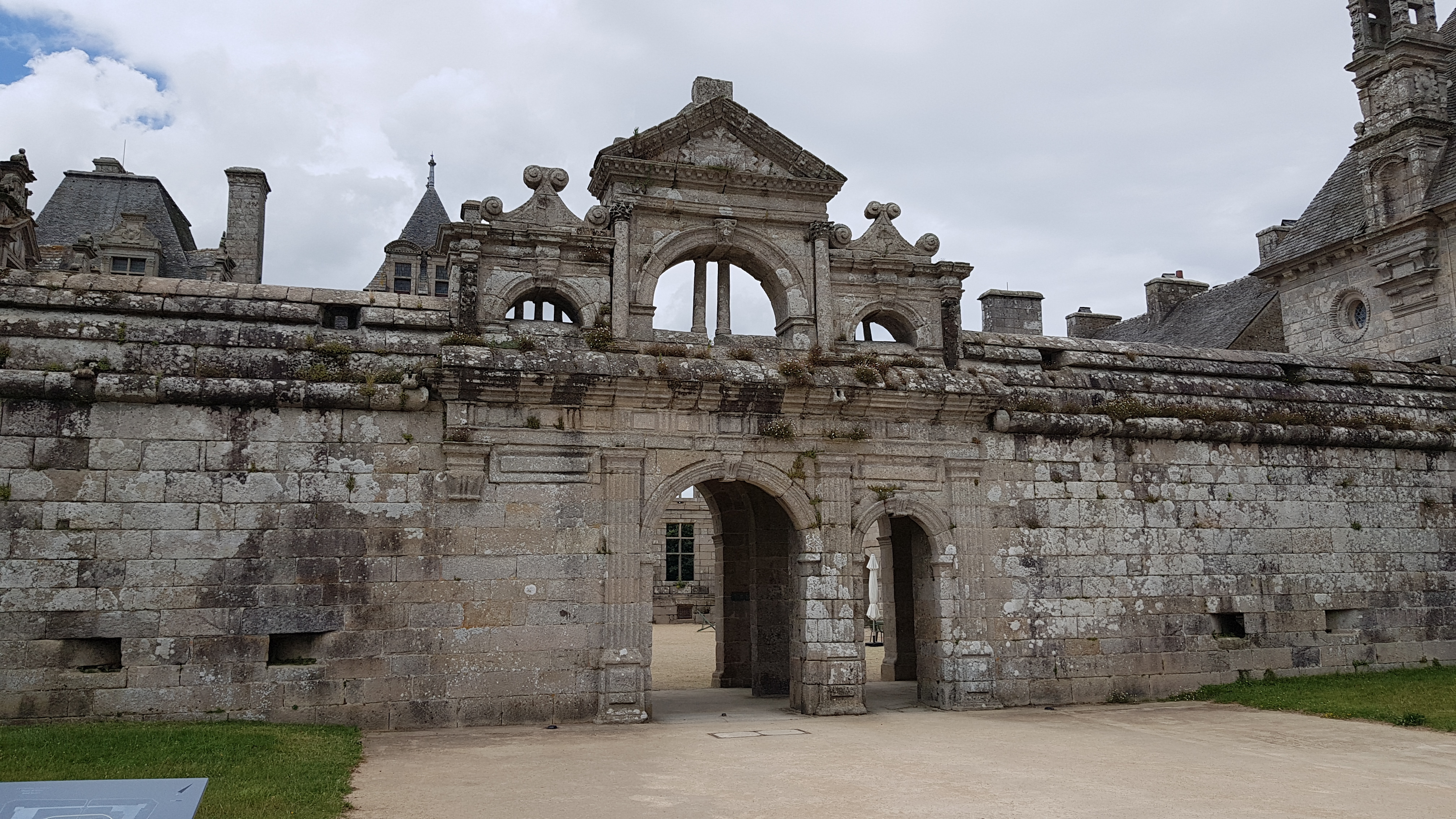 Château de Kerjean — château à Saint-Vougay, Finistère, vue de nuit, classé mh