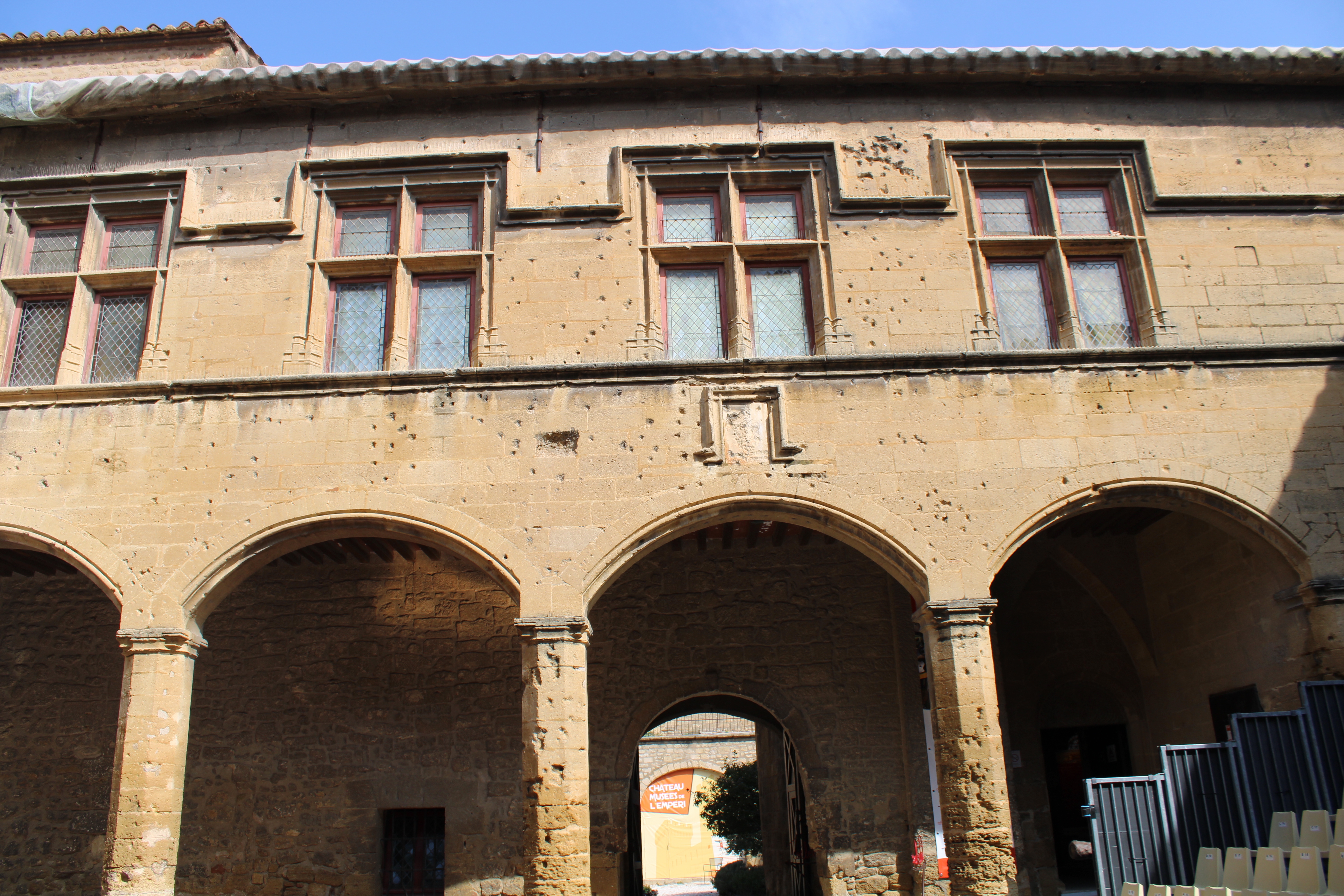 Château de l'Empéri — château à Salon-de-Provence, Bouches-du-Rhône, façade, classé mh