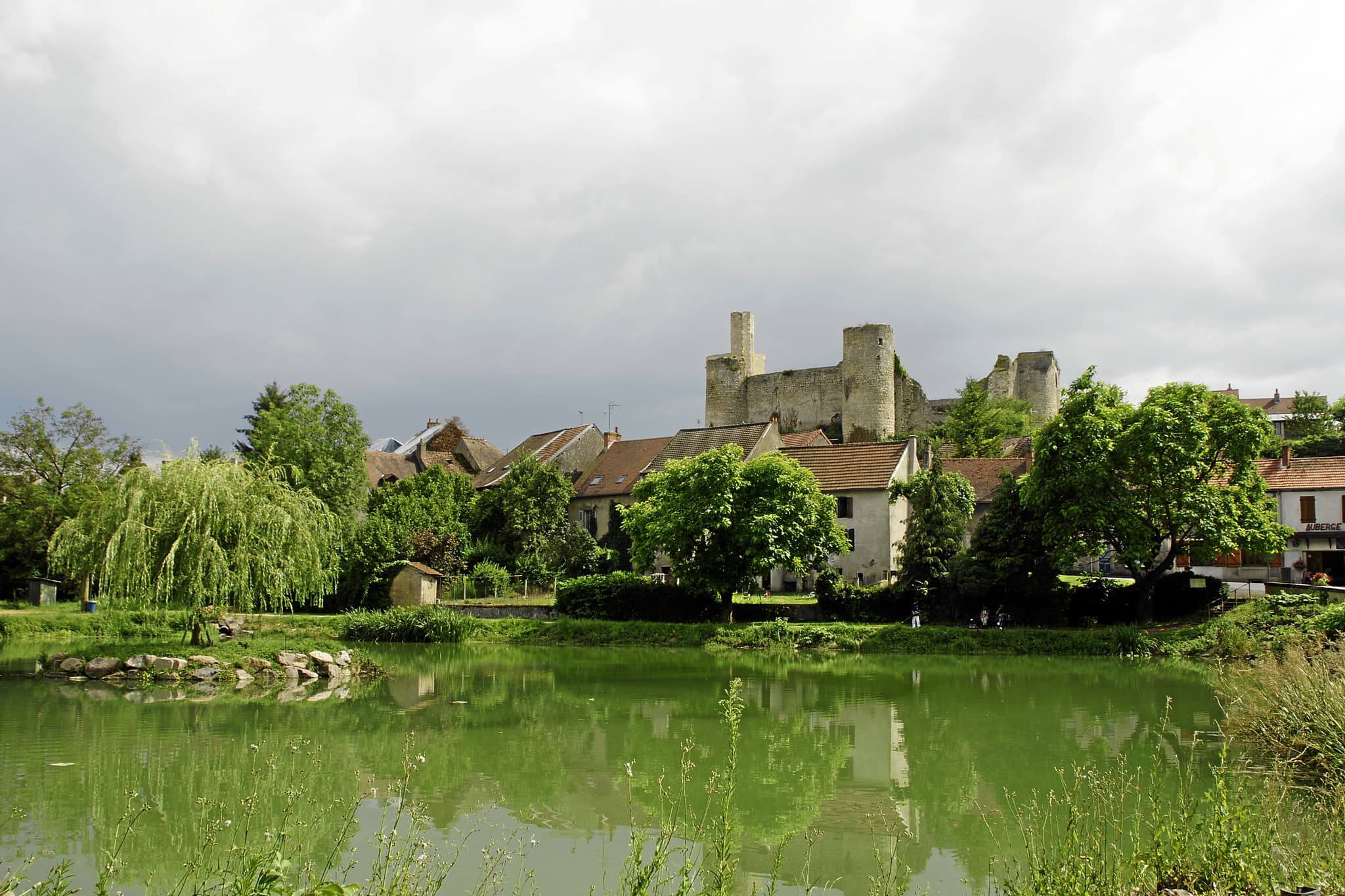 Château de Billy — château à Billy, Allier, vue de nuit, classé mh