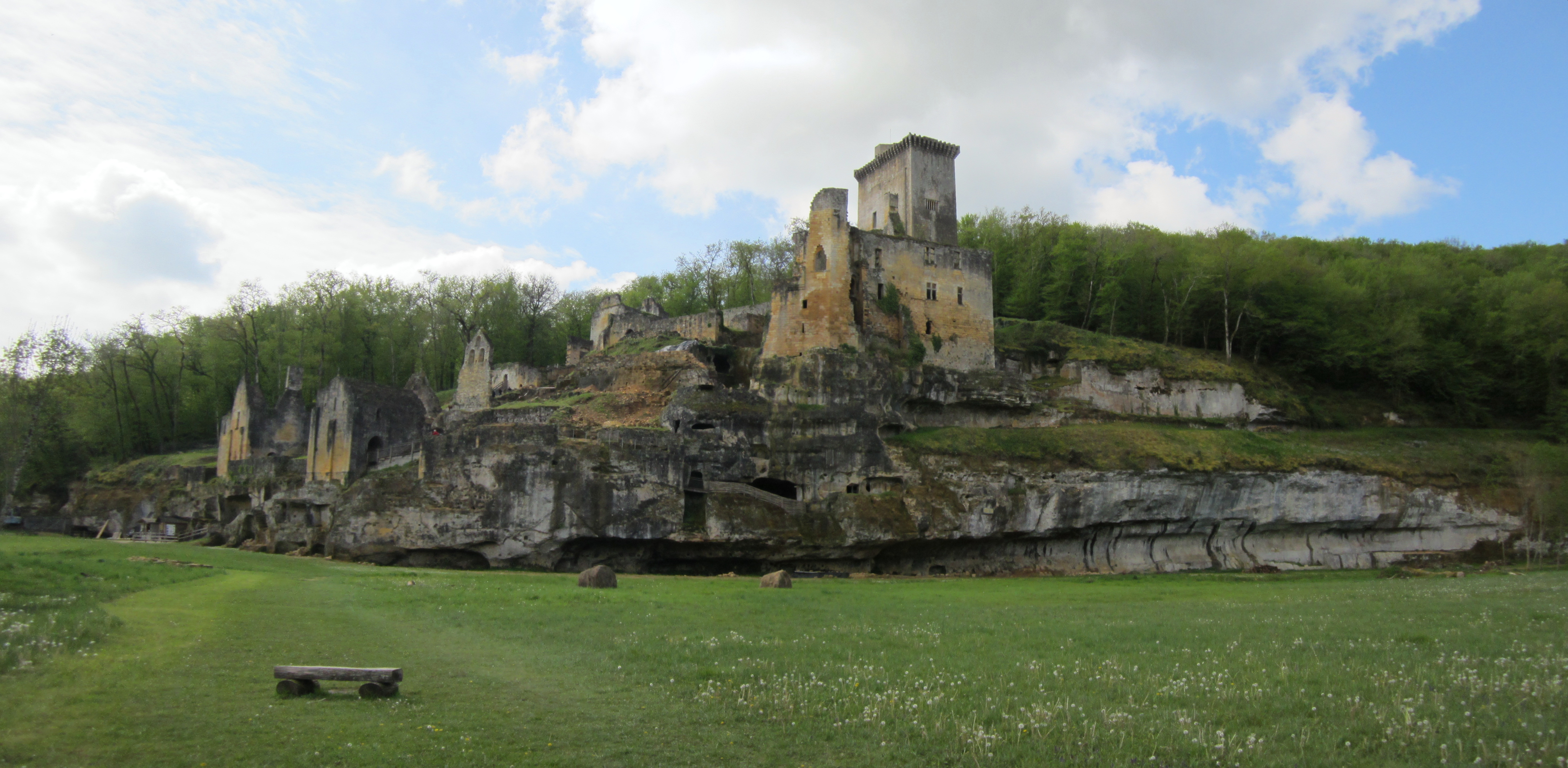 Château de Commarque — château à Les Eyzies, Dordogne, vue de nuit, classé mh
