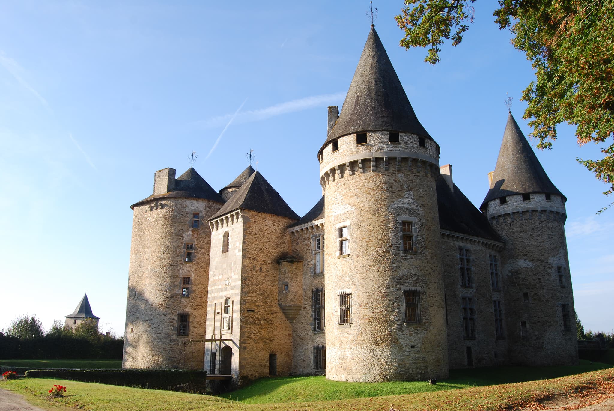 Château de Coussac-Bonneval — château à Coussac-Bonneval, Haute-Vienne, vue de nuit, classé mh