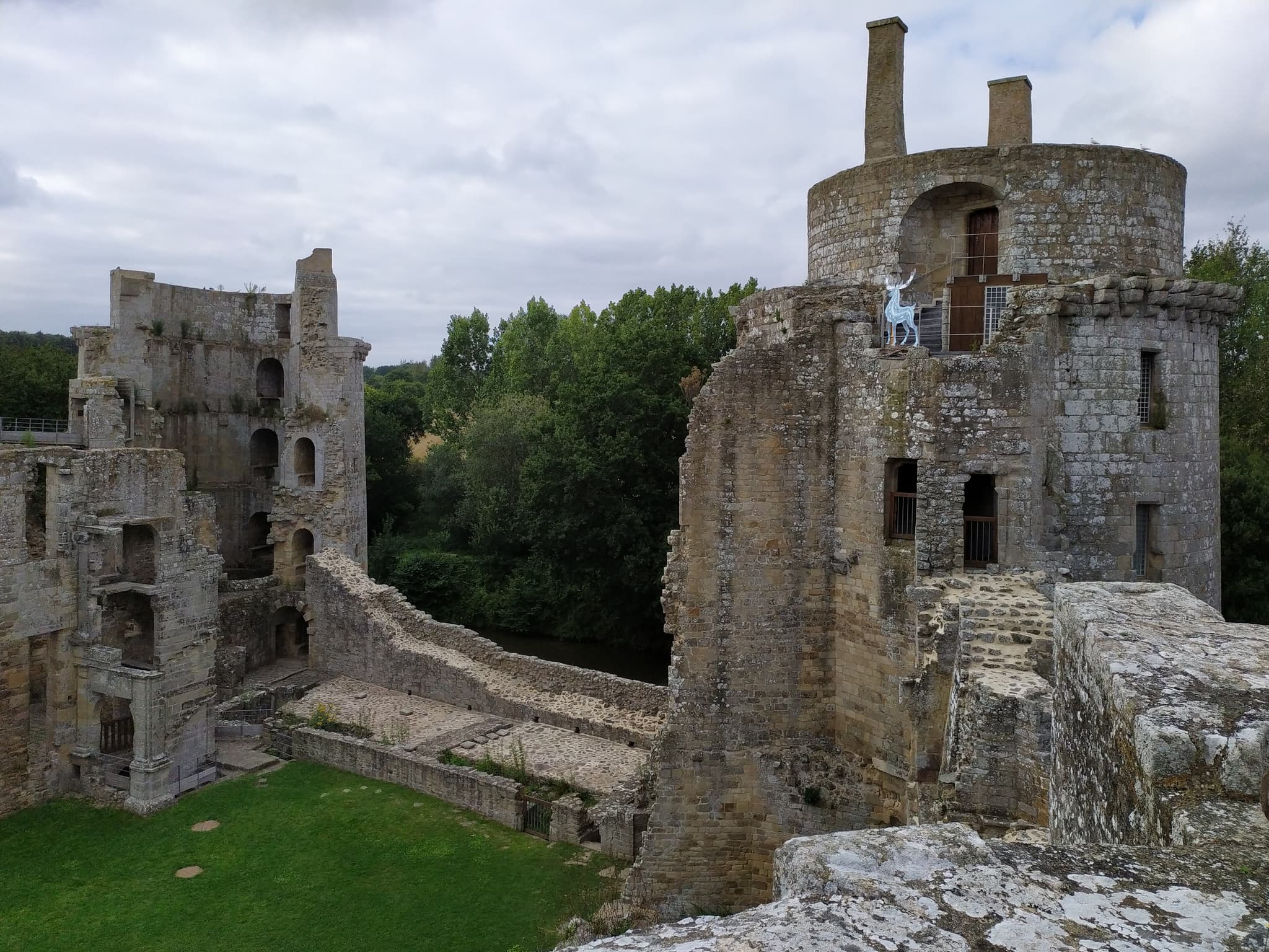 Château de la Hunaudaye — château à Plédéliac, Côtes-d'Armor, vue de nuit, classé mh