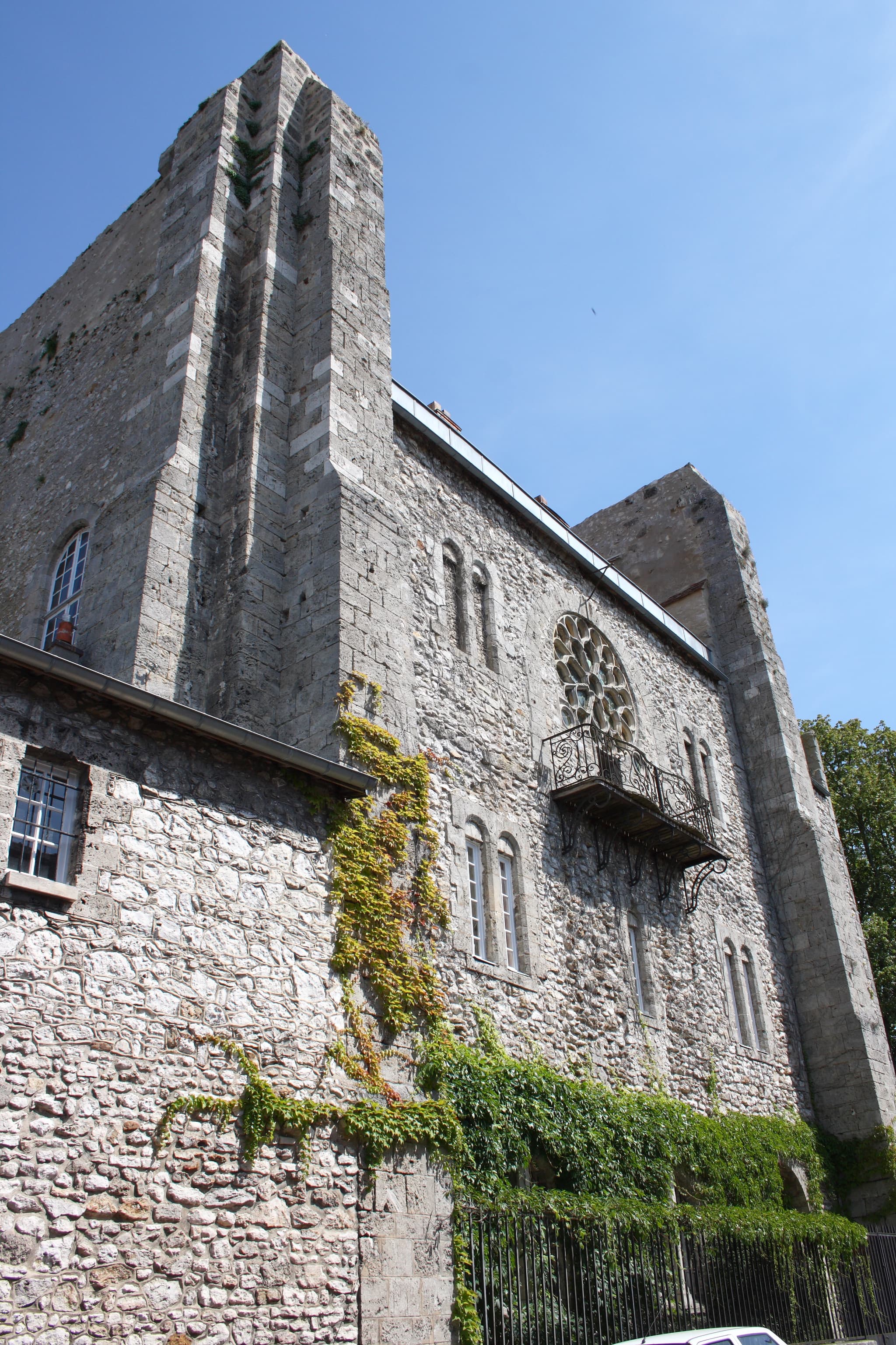 Château de Moret-sur-Loing — château à Moret-sur-Loing, Seine-et-Marne, classé mh