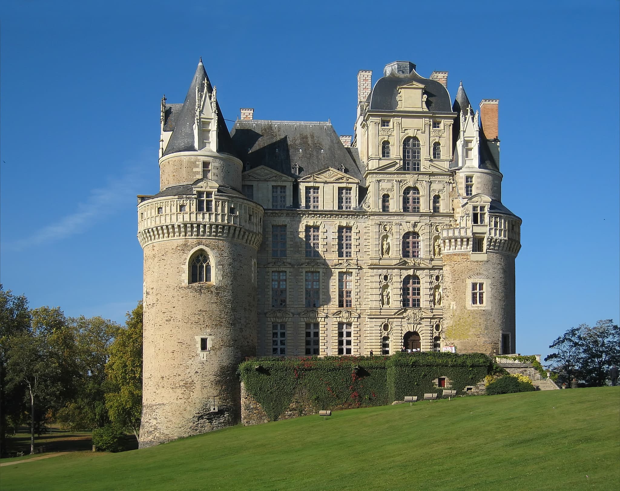 Château de Brissac — château à Brissac-Loire-Aubance, Maine-et-Loire, façade, classé mh