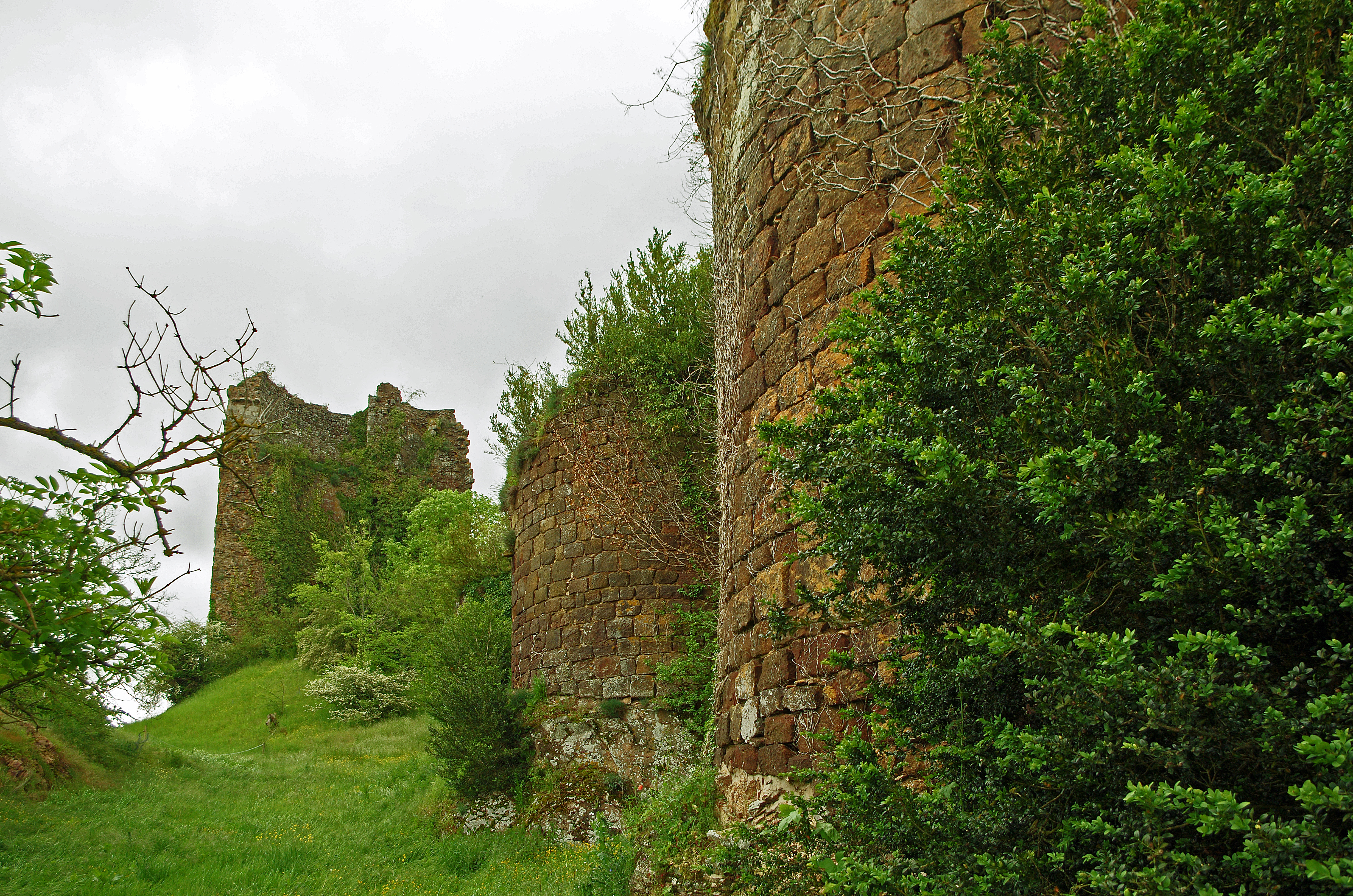 Château de Rochechouart — château à Rochechouart, Haute-Vienne, façade, classé mh