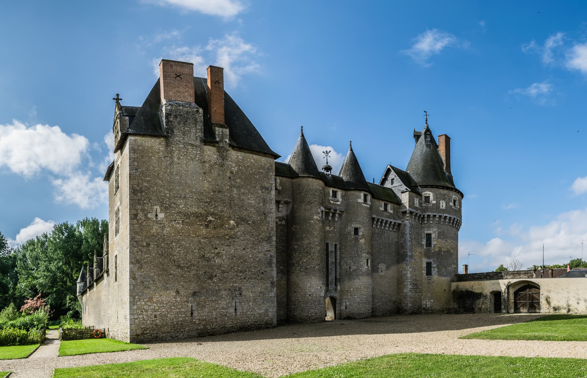 Château de Fougères-sur-Bièvre — château à Fougères-sur-Bièvre, Loir-et-Cher, vue de nuit, classé mh
