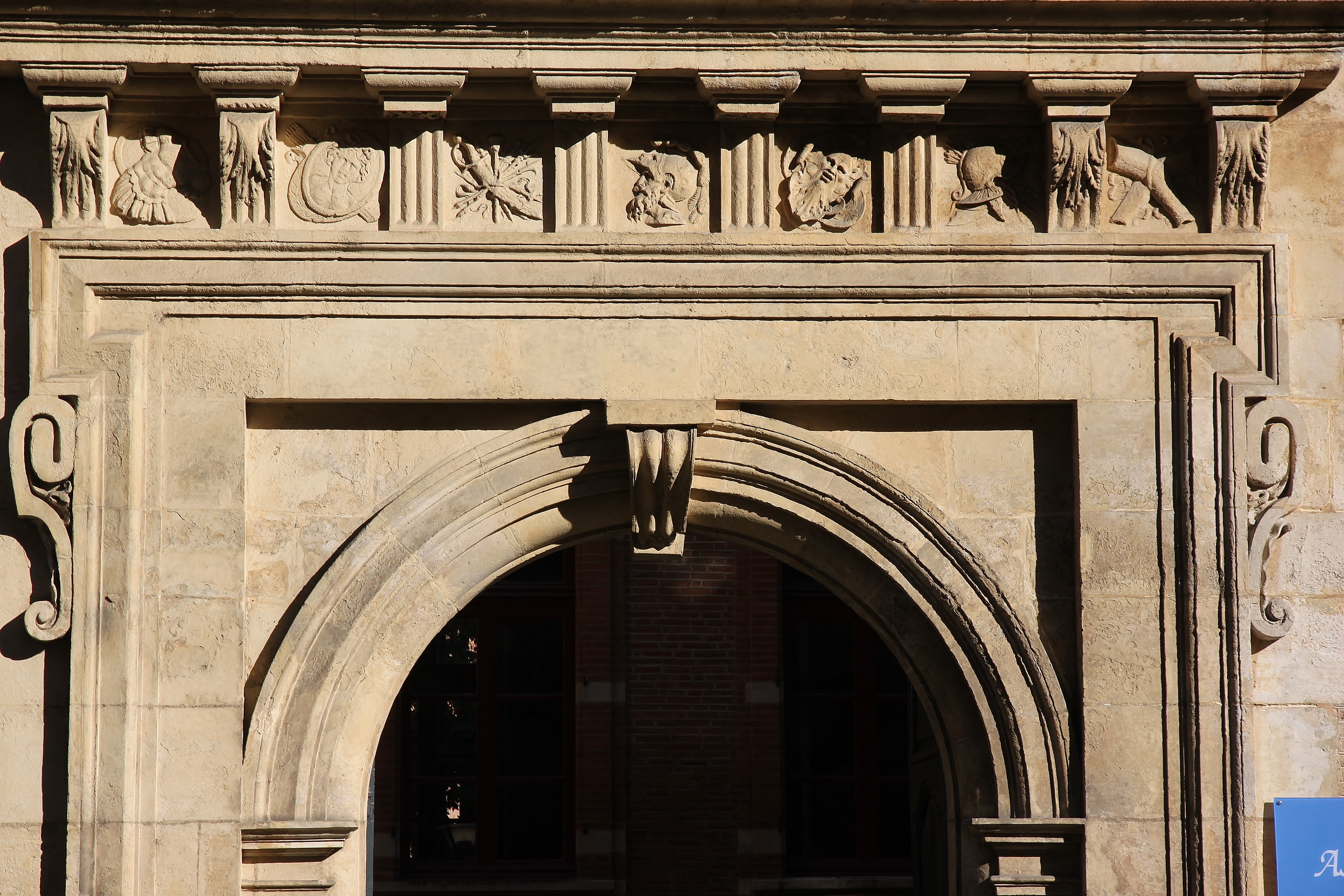 Hôtel du Vieux-Raisin (Toulouse) — architecture civile à Toulouse, Haute-Garonne, vue de nuit, classé mh
