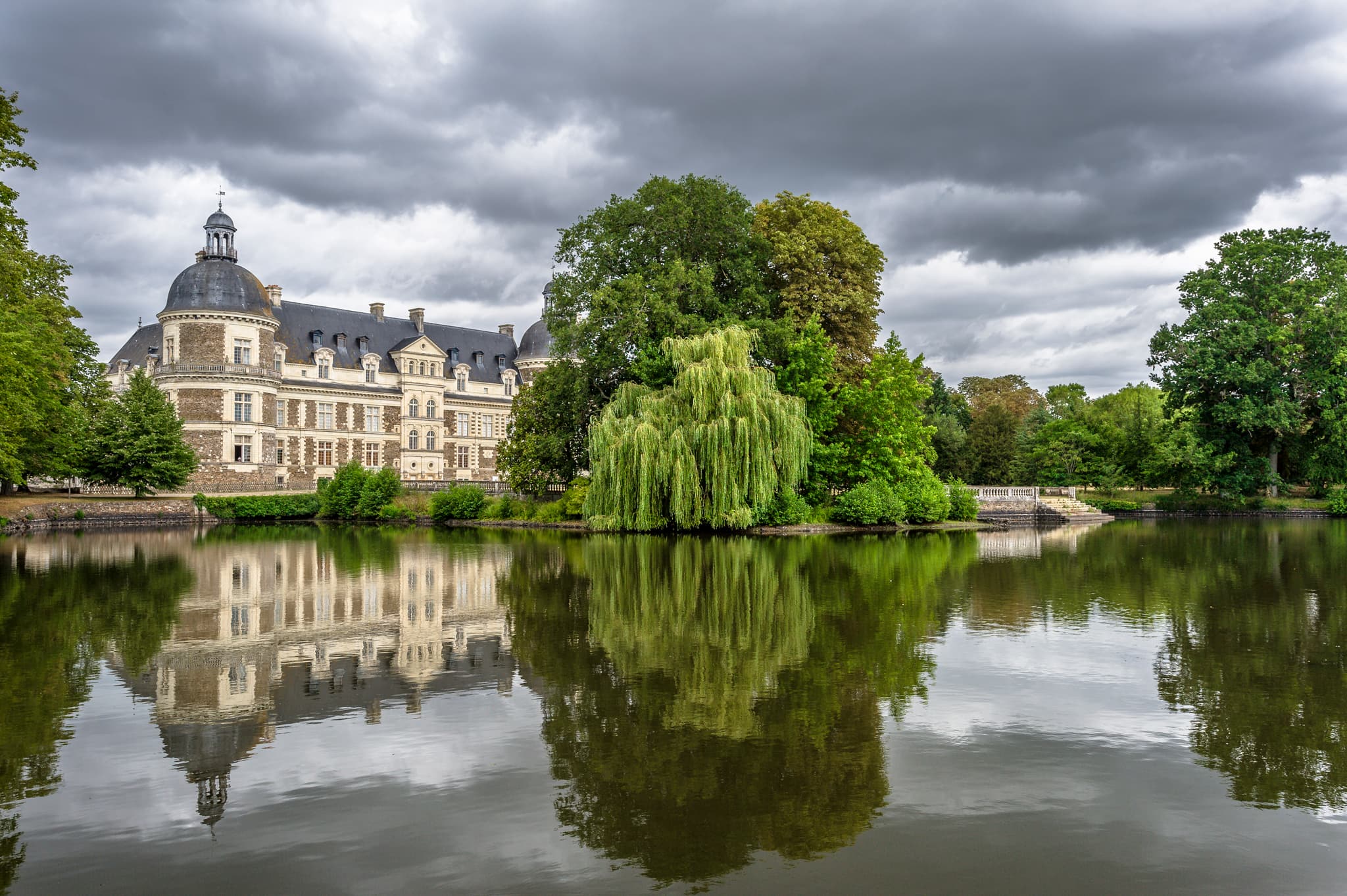 Château de Serrant — château à Saint-Georges-sur-Loire, Maine-et-Loire, vue de nuit, classé mh