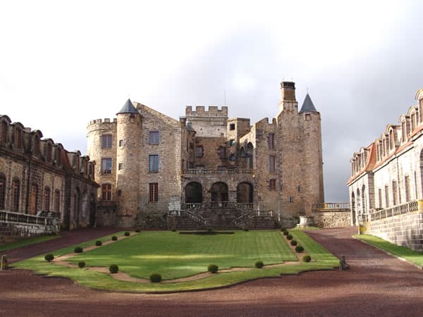 Château de Chazeron — château à Saint-Priest-Bramefant, Puy-de-Dôme, façade, classé mh