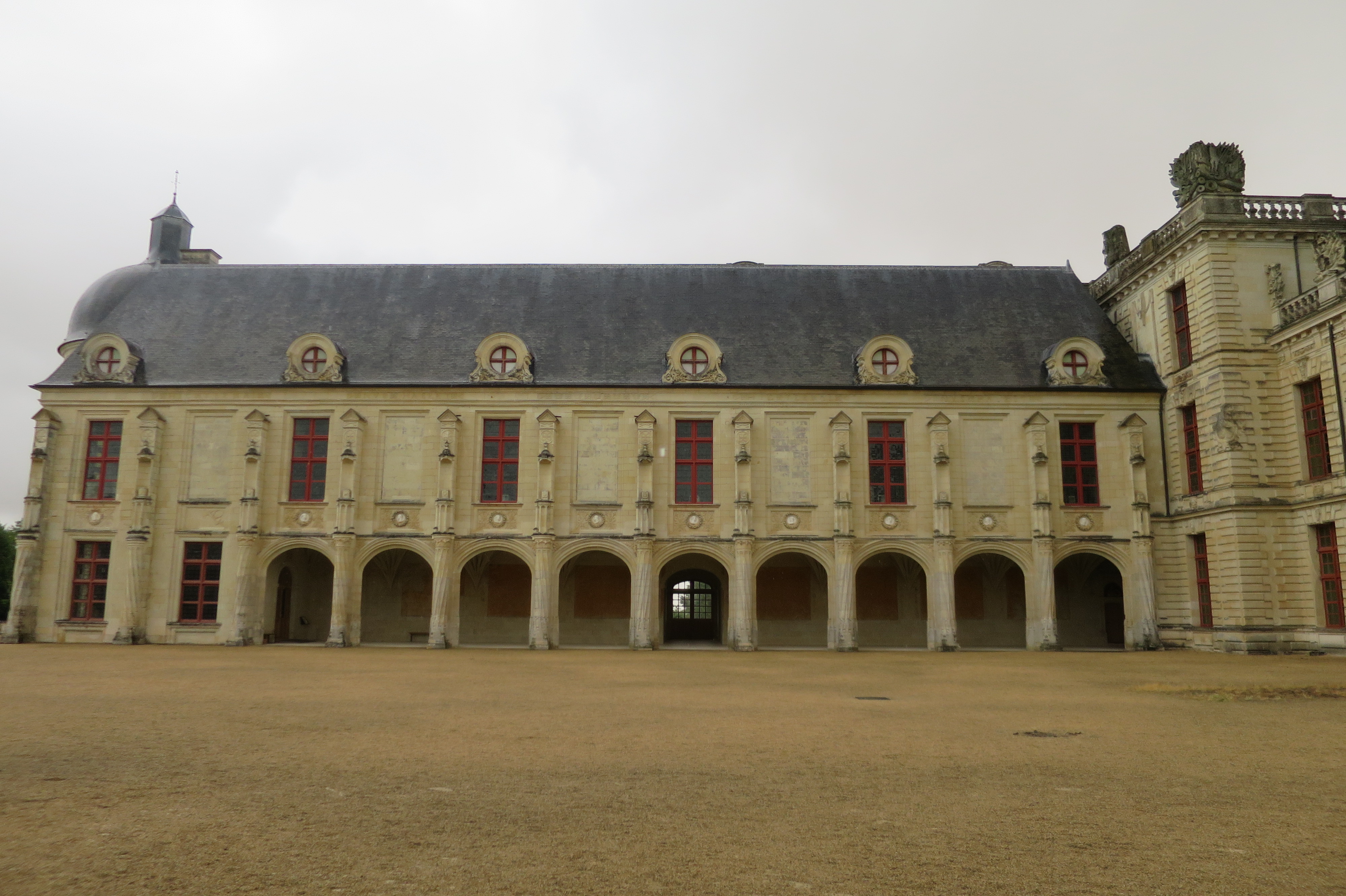 Château d'Oiron — château à Oiron, Deux-Sèvres, vue de nuit, classé mh
