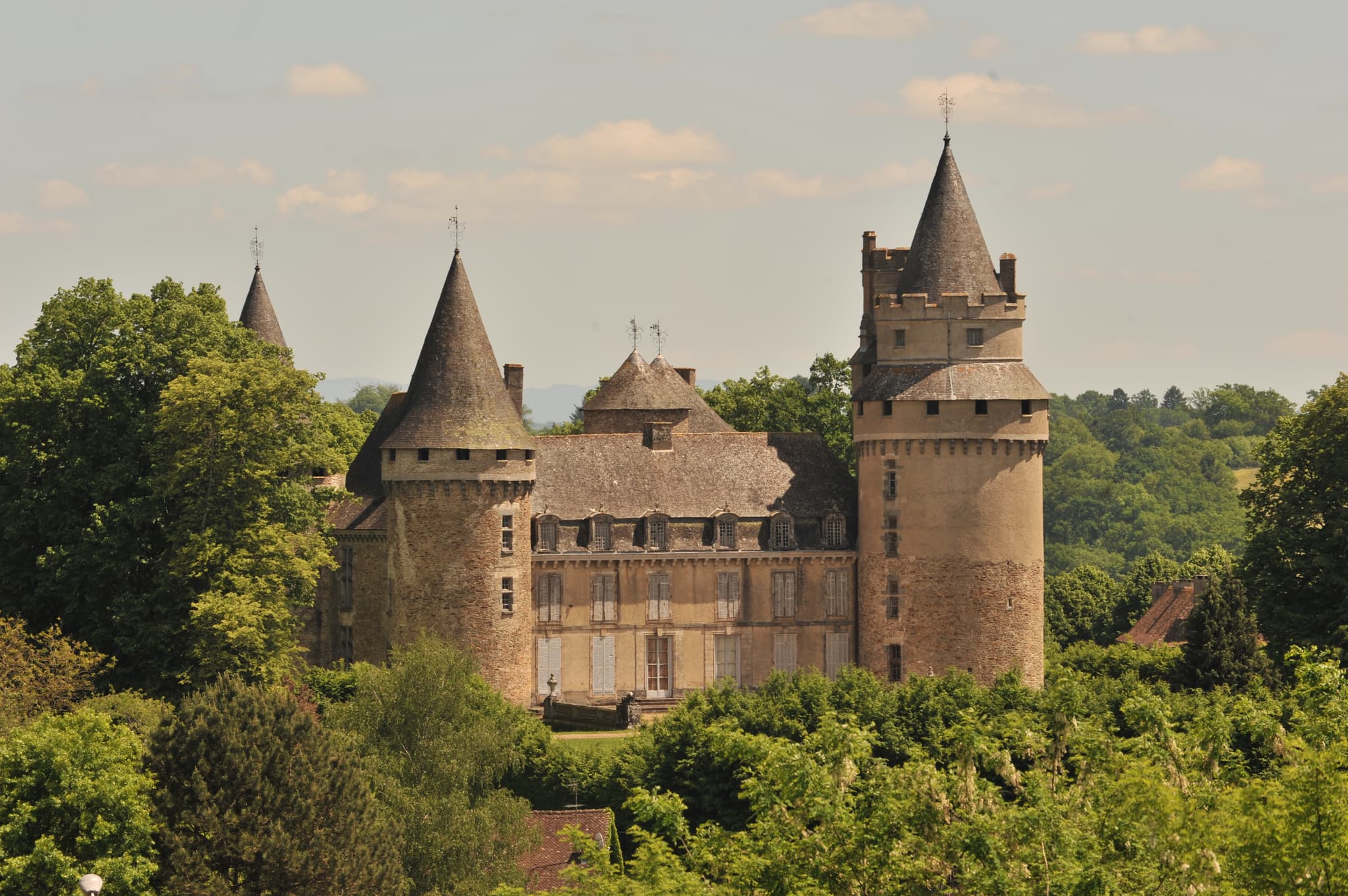 Château de Coussac-Bonneval — château à Coussac-Bonneval, Haute-Vienne, intérieur, classé mh