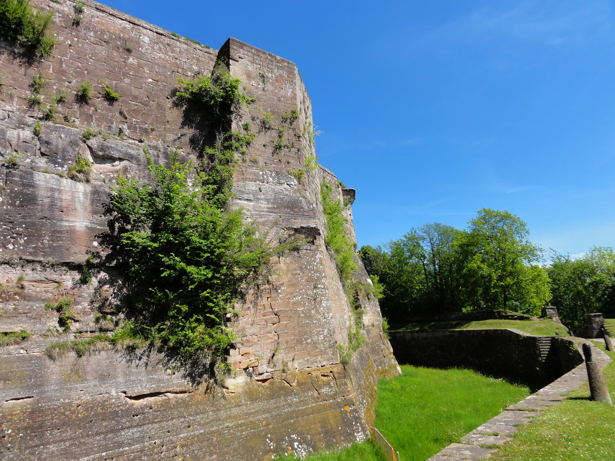 Château de Lichtenberg — château à Lichtenberg, Bas-Rhin, intérieur, classé mh