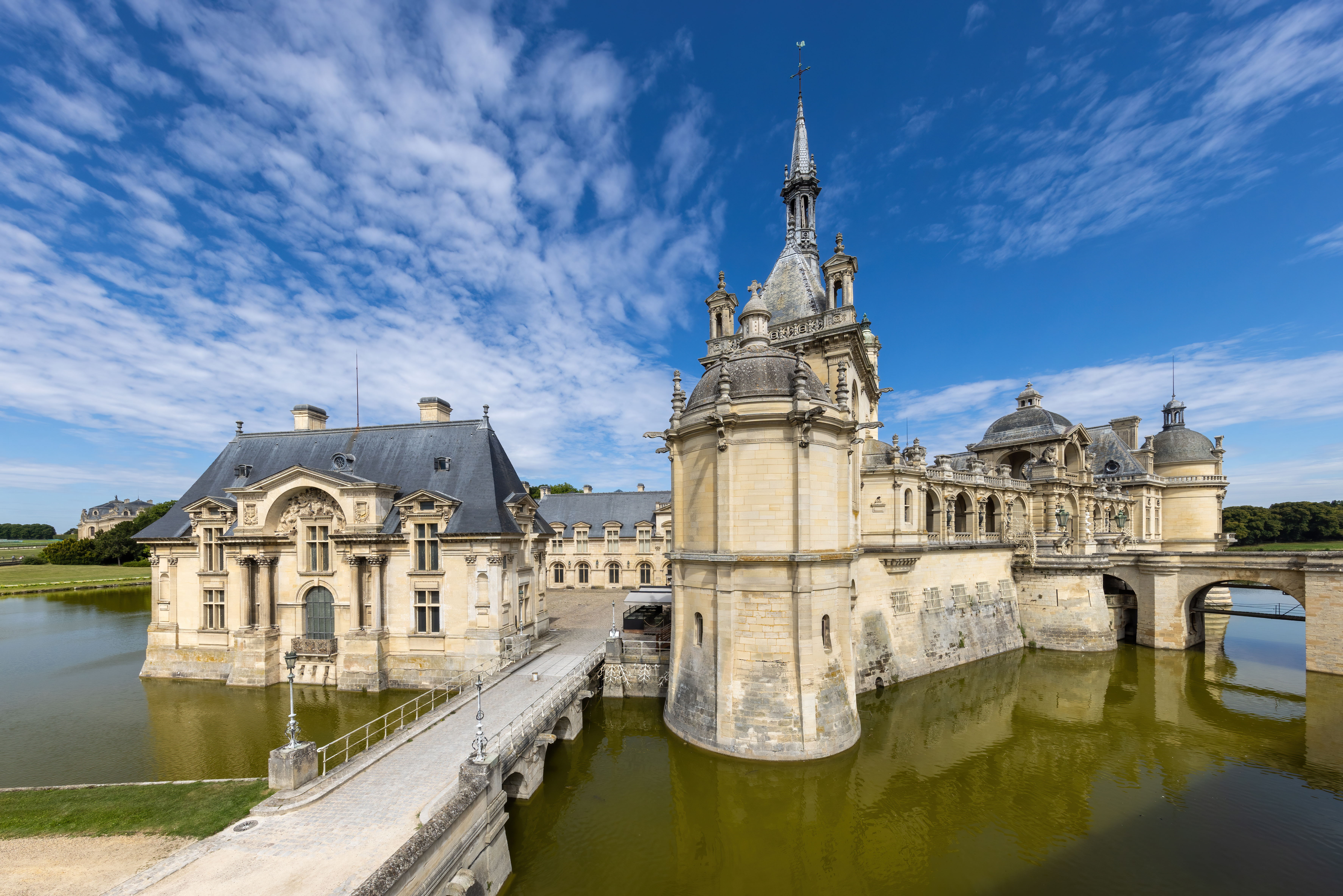 Château de Chantilly (Chantilly) Château de Chantilly — château à Chantilly, Oise, intérieur, classé mh