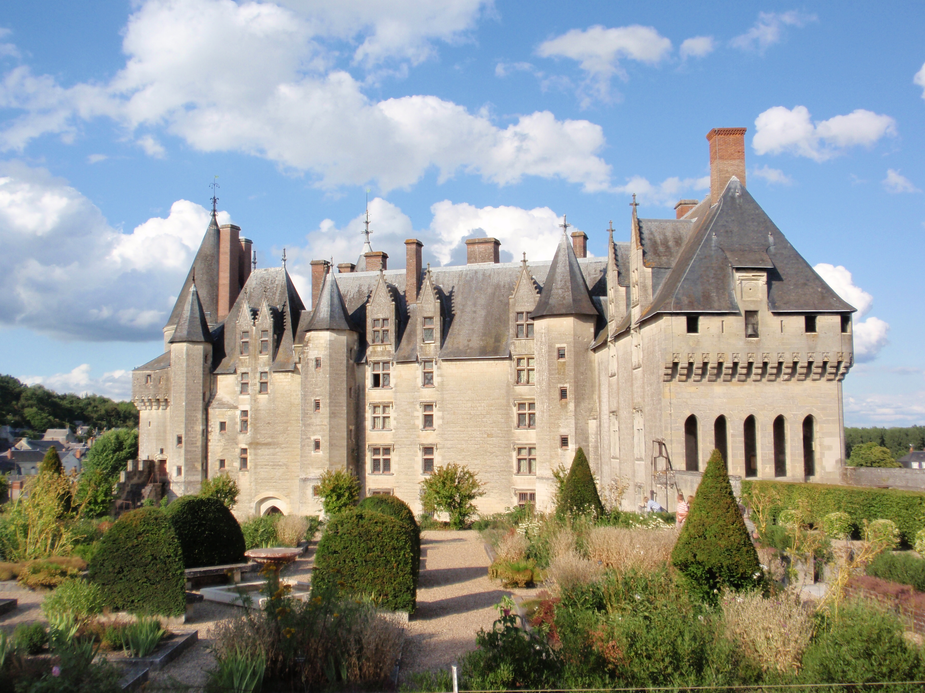 Château de Langeais (Langeais) Château de Langeais — château à Langeais, Indre-et-Loire, vue de nuit, classé mh