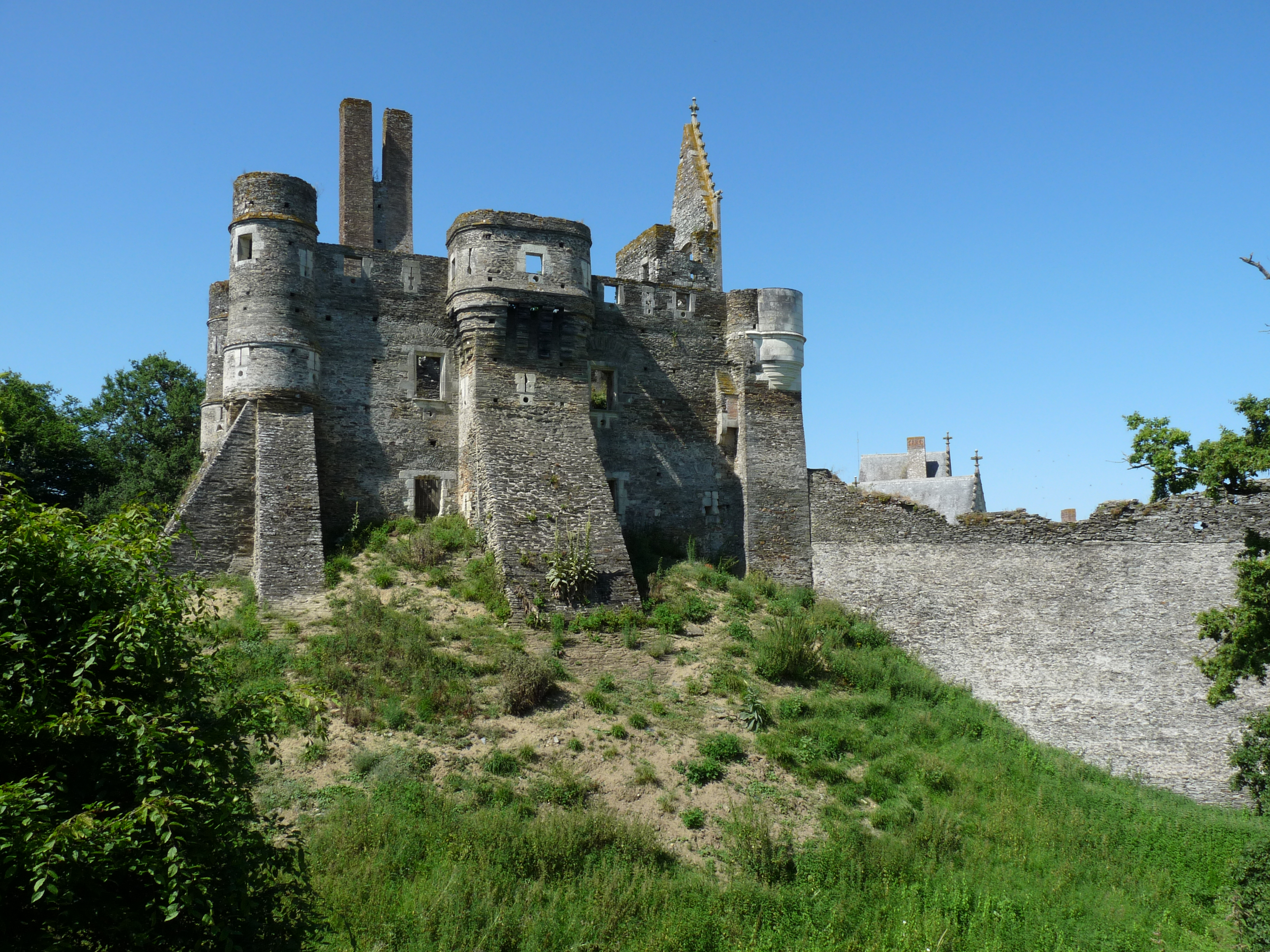 Château du Plessis-Macé (Longuenée-en-Anjou) Château du Plessis-Macé — château à Longuenée-en-Anjou, Maine-et-Loire, vue de nuit, classé mh